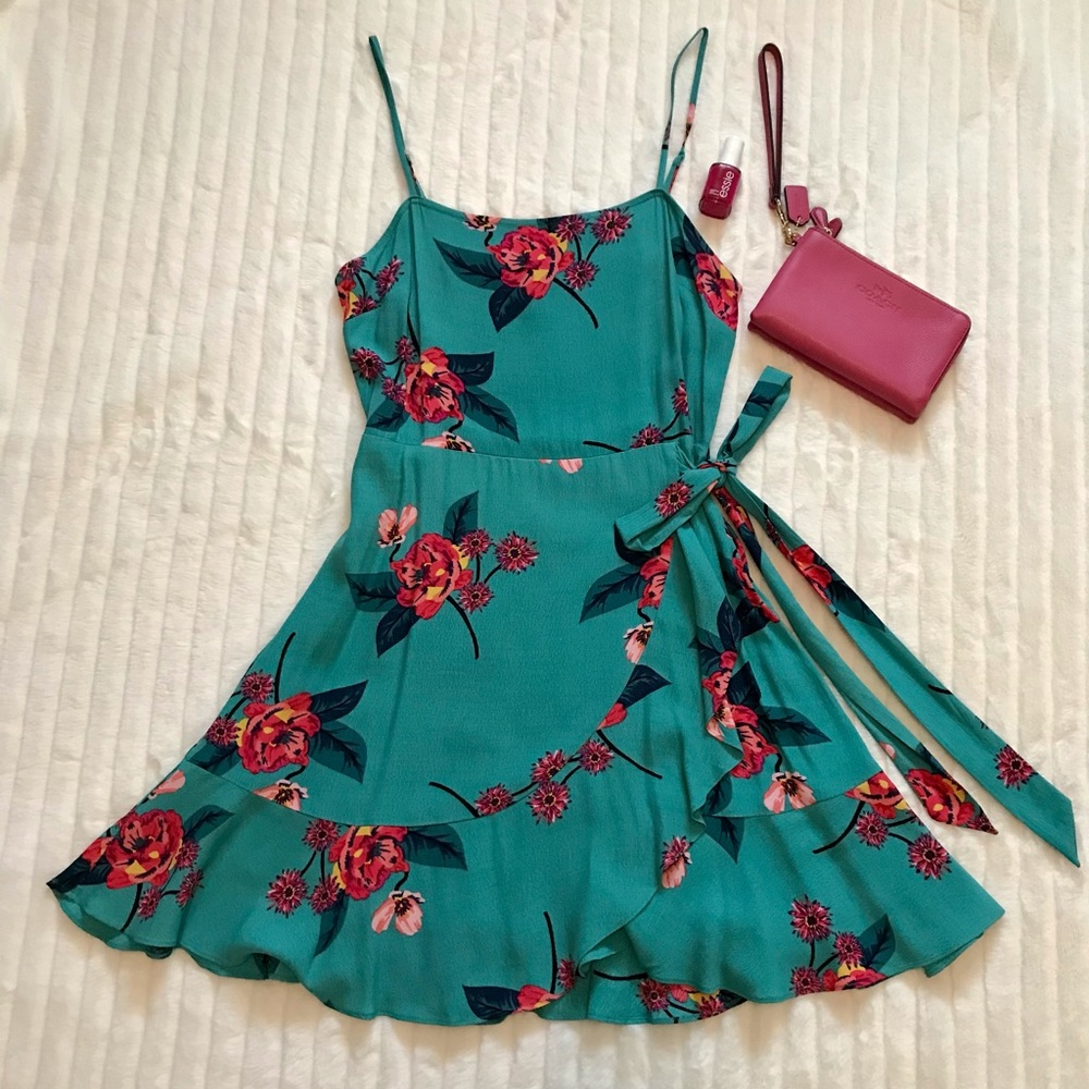 XS FLORAL RUFFLE WRAP DRESS BY EXPRESS